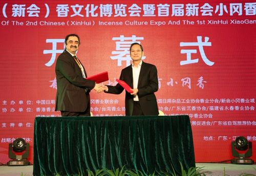 圖為小崗與皮艾仕梵兄貿易簽訂《推廣小岡香和天然檀香產品